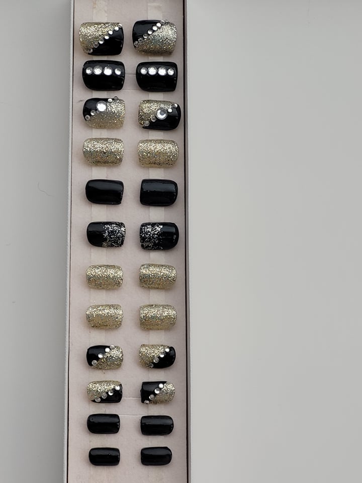 Bling in Black and silver Hand-painted Press-on Nails