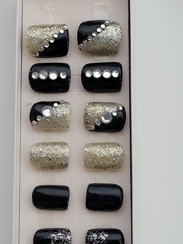 Bling in Black and silver Hand-painted Press-on Nails