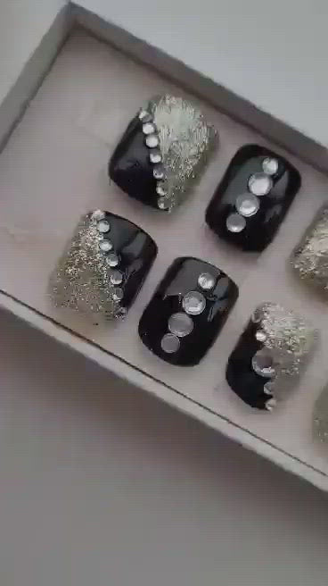 Bling in Black and silver Hand-painted Press-on Nails